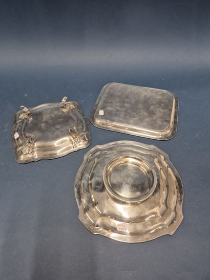 Ensemble de deux plats de service en métal...