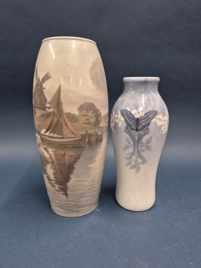 COPENHAGEN 
Set of two porcelain vases 
-...
