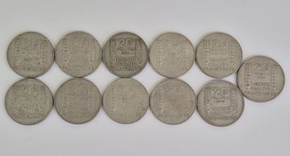 Suite de 11 pièces de 20 francs en métal...