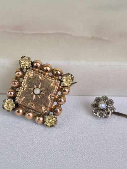 Lot de bijoux en métal comprenant : 
-une...