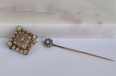 Lot de bijoux en métal comprenant : 
-une...