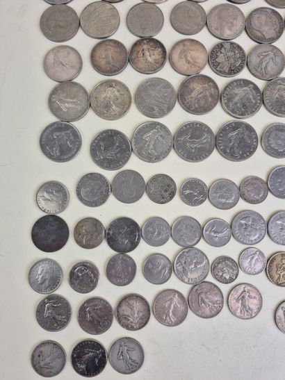 Lot de pièces en argent et métal comprenant...