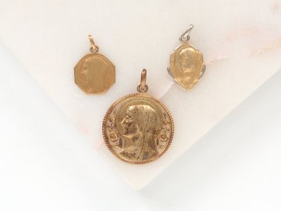Lot de trois médailles religieuses en or...
