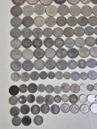Lot de pièces en argent et métal comprenant...
