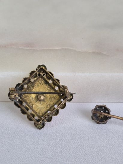 Lot de bijoux en métal comprenant : 
-une...