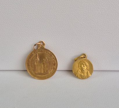 Un lot de deux médailles religieuses en or...