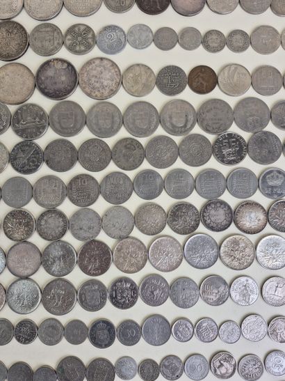 Lot de pièces en argent et métal comprenant...