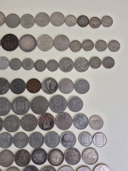 Lot de pièces en argent et métal comprenant...
