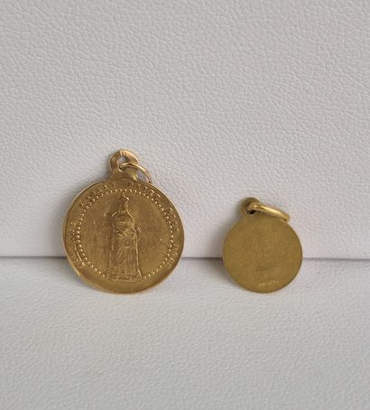 Un lot de deux médailles religieuses en or...