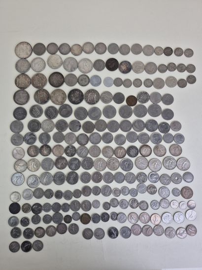 Lot de pièces en argent et métal comprenant...
