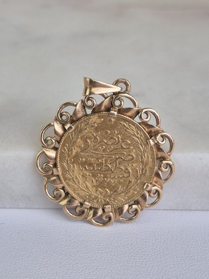 Pendentif en or jaune 18k 750 millièmes orné...