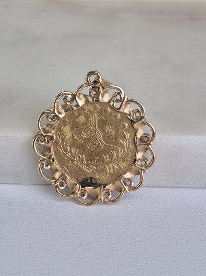 Pendentif en or jaune 18k 750 millièmes orné...