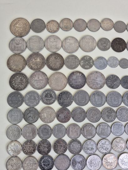 Lot de pièces en argent et métal comprenant...