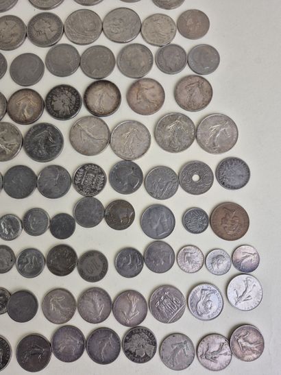 Lot de pièces en argent et métal comprenant...