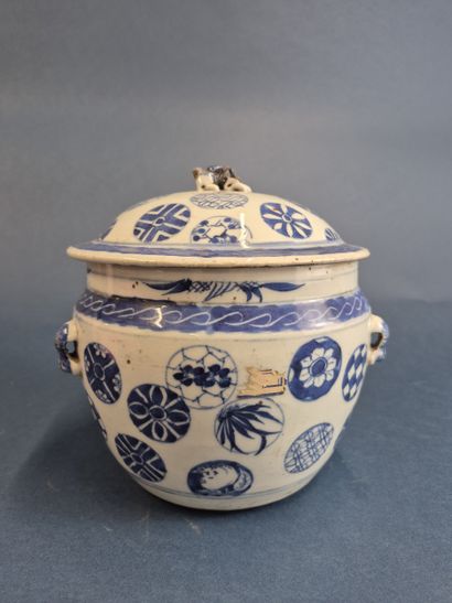 CHINA XX th century Blue-white porcelain...