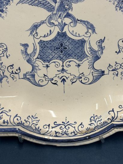 SANSON
Plat à vingt-quatre pans moulurés...