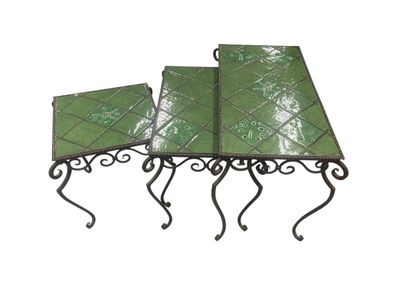 Suite de trois tables gigogne de forme rectangulaire,...