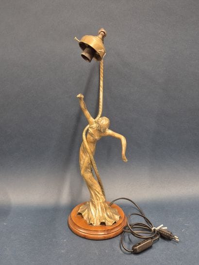 Lampe à poser en métal doré, le fût figurant...