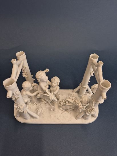 PARIS 
Groupe en biscuit de porcelaine figurant...
