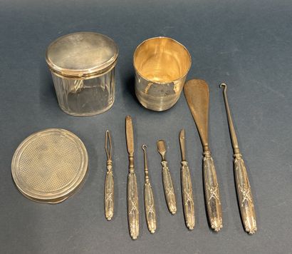 Ensemble d'objets comprenant : 
- Pot couvert...