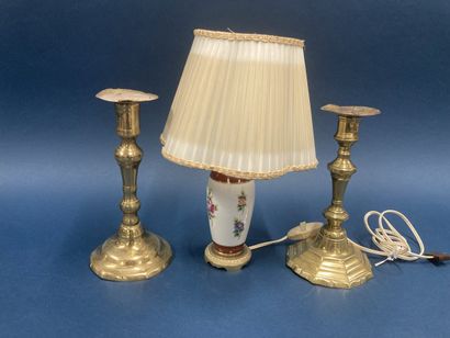 Petit pied de lampe en porcelaine émaillée...