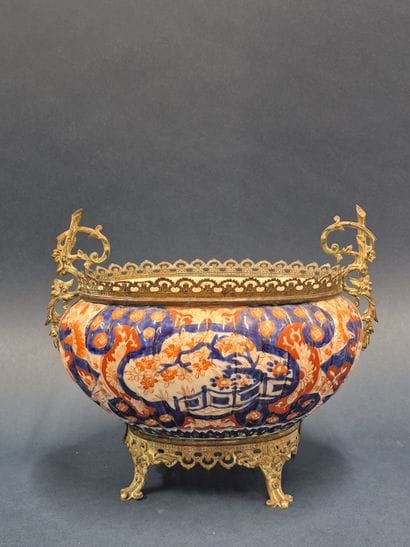 JAPON, XXe
Jardinière godronnée en porcelaine...
