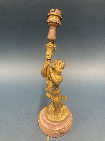 Pied de lampe en bronze doré et marbre, le...