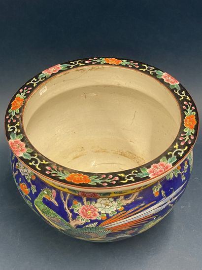 CHINE, XXe 
Cache-pot en porcelaine émaillé...