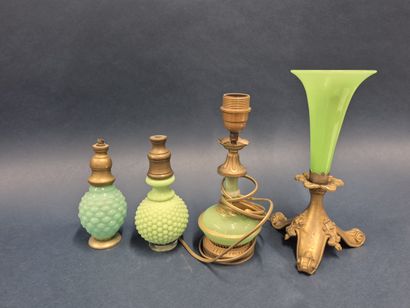 Lot comprenant trois vases montés en lampe...