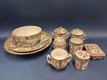 CHINA, 20th century 
Set of shaped pieces...