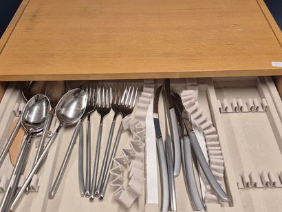 Dans une ménagère en bois parties de services...