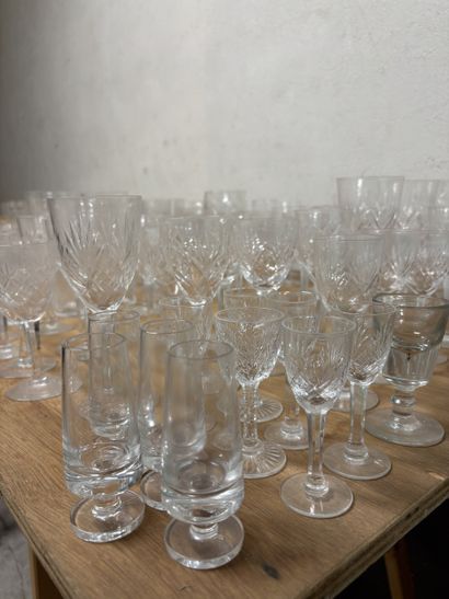 Important lot de verres dépareillés en cristal...