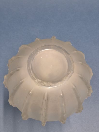 René LALIQUE France.
Vase de forme bouteille...
