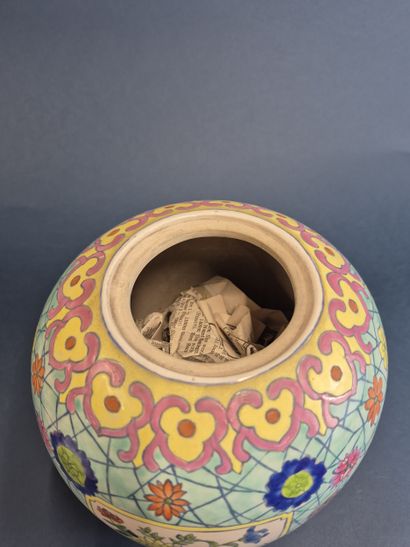 CHINA XX th century Porcelain covered ginger...