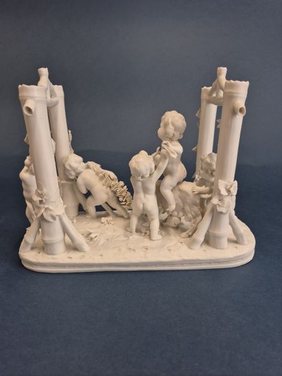 PARIS 
Groupe en biscuit de porcelaine figurant...