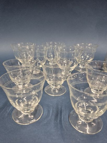 Partie de service de verres en cristal gravé...