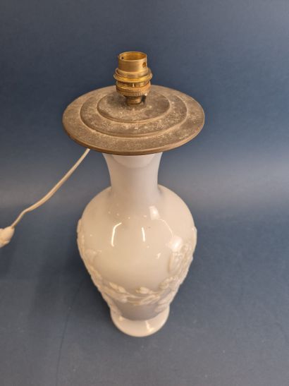 Pied de lampe formée d'un vase balustre en...