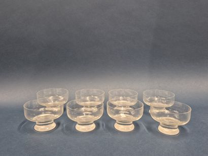 Lot de huit coupes à fruits en verre
(égrenures)
Frais...