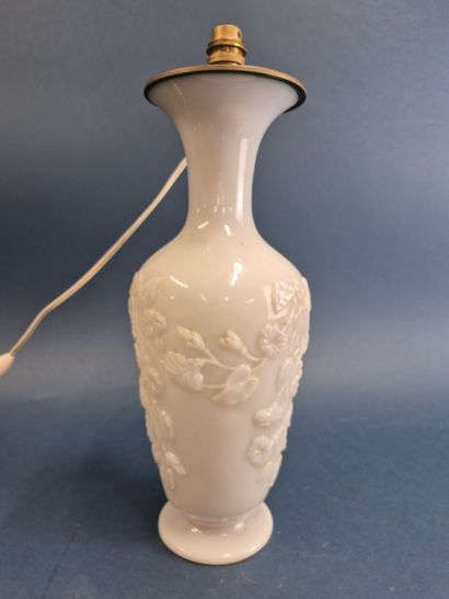 Pied de lampe formée d'un vase balustre en...