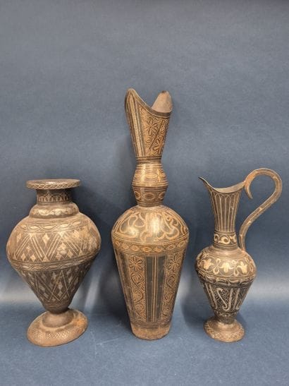 Lot de trois vases en métal à décor probablement...