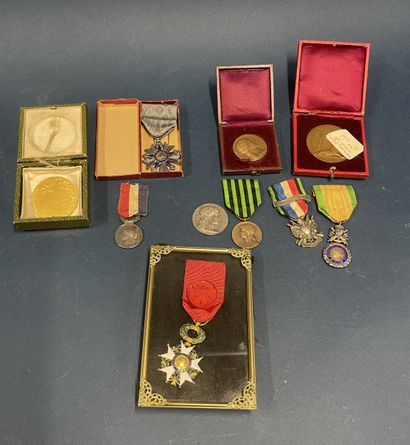 Lot of bronze medals and military medals...