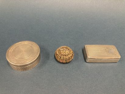 Lot de trois pilulier à détailler en argent...