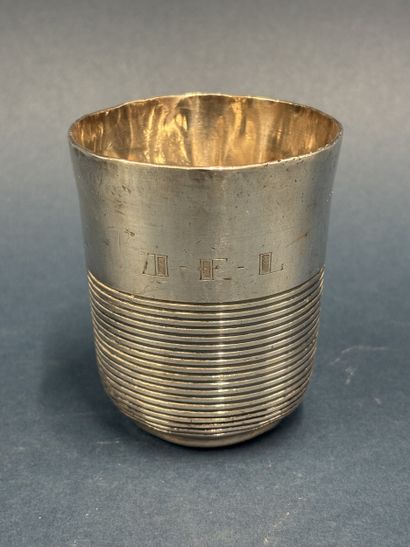 Ensemble d'objets comprenant : 
- Pot couvert...