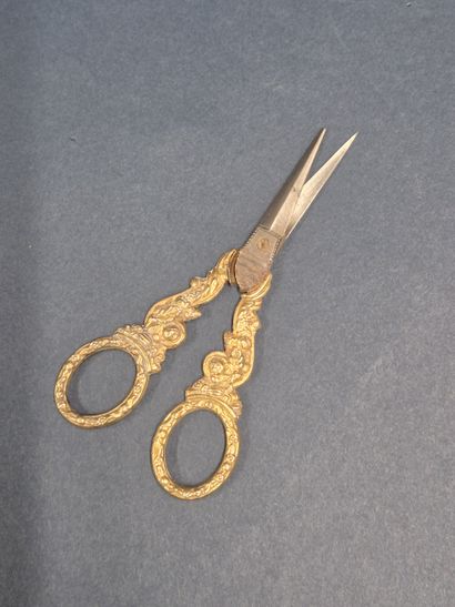 Nécessaire de couture en vermeil 800 millièmes...