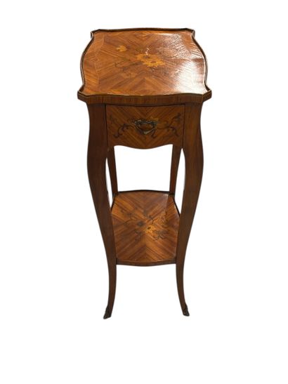 Petite table volante de forme mouvementé...