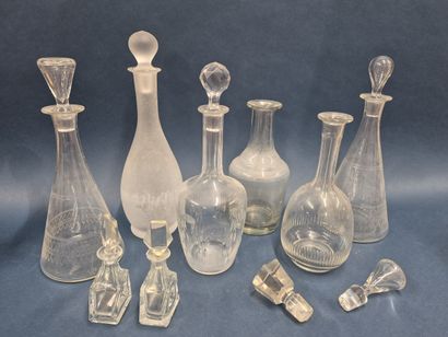 Ensemble de six carafes en verre et deux...