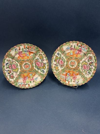 CHINE, CANTON, XXe siècle 
Paire d'assiettes...