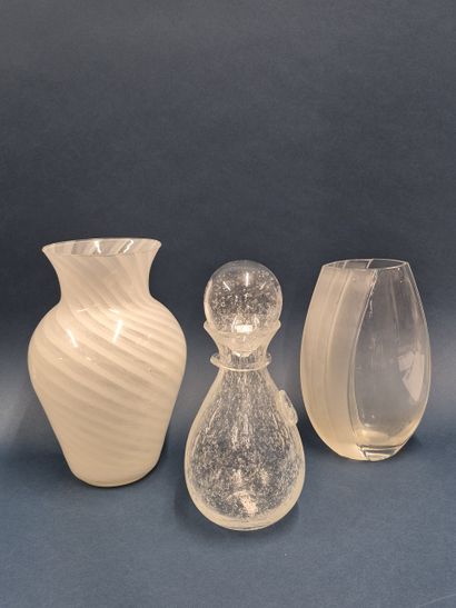 Lot comprenant :
- Une carafe en verre soufflé...