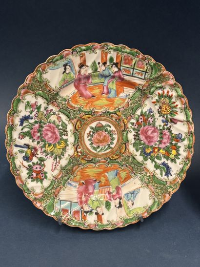 CHINE, CANTON, XXe siècle 
Paire d'assiettes...