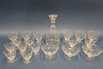 Partie de service de verres en cristal gravé...